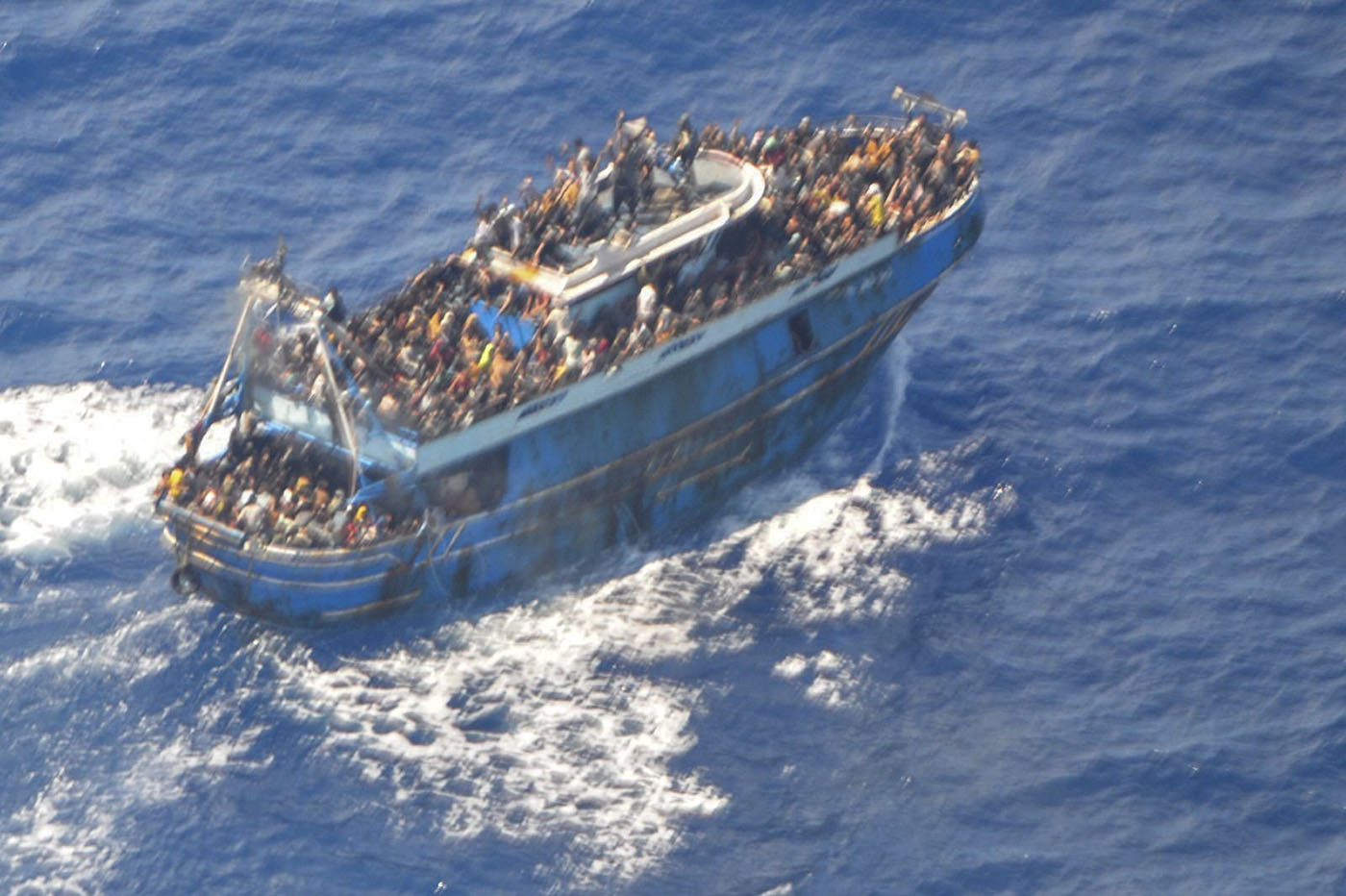 un bateau de réfugiés entouré d'océan